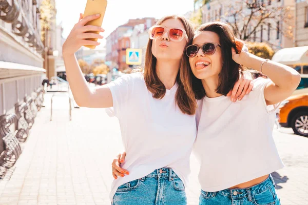 Deux Jeunes Belles Femmes Hipster Souriantes Dans Des Vêtements Shirt — Photo