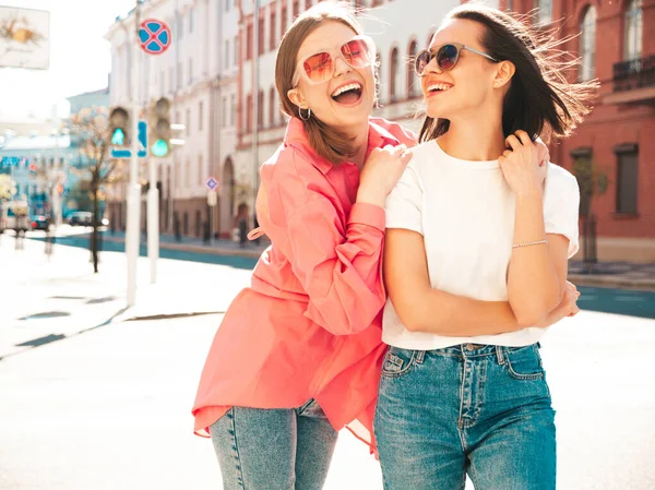 Δύο Νεαρές Όμορφες Χαμογελαστές Hipster Γυναίκες Μοντέρνα Καλοκαιρινά Λευκά Ρούχα — Φωτογραφία Αρχείου