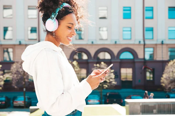 Bella Donna Nera Con Riccioli Afro Acconciatura Modello Sorridente Felpa — Foto Stock