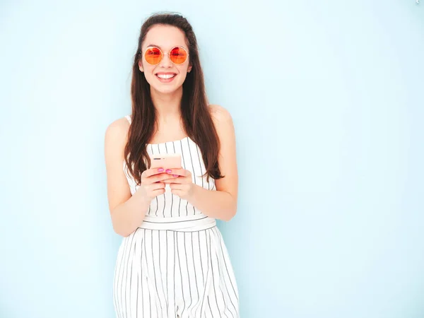 Jovem Bela Fêmea Sorridente Roupas Hipster Verão Moda Mulher Despreocupada — Fotografia de Stock