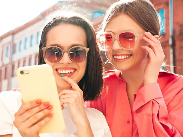 Zwei Junge Schöne Lächelnde Hipsterinnen Trendigen Sommerlichen Weißen Shirts Und — Stockfoto