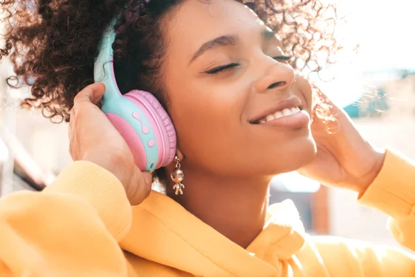 Bella Donna Nera Con Riccioli Afro Acconciatura Modello Sorridente Felpa — Foto Stock