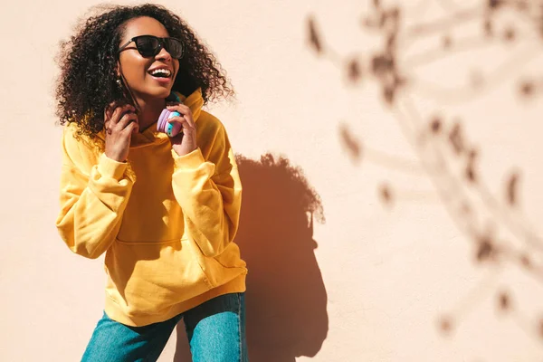 Bella Donna Nera Con Riccioli Afro Acconciatura Modello Hipster Sorridente — Foto Stock