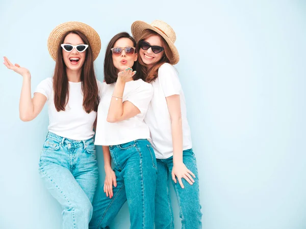 Три Молодих Красивих Усміхнених Хіпстерів Жінок Модному Літньому Білому Одязі — стокове фото