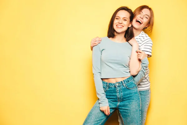 Dos Jóvenes Hermosas Sonrientes Hipster Hembra Moda Verano Camiseta Blanca —  Fotos de Stock