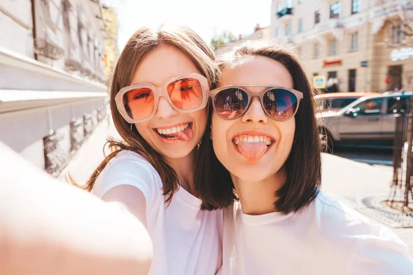 Duas Jovens Bonita Sorridente Hipster Fêmea Moda Verão Branco Shirt — Fotografia de Stock