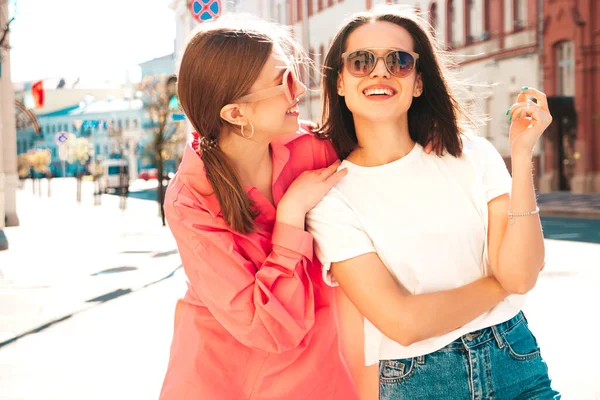 Dos Jóvenes Hermosas Hembras Hipster Sonrientes Ropa Pantalones Vaqueros Blancos —  Fotos de Stock