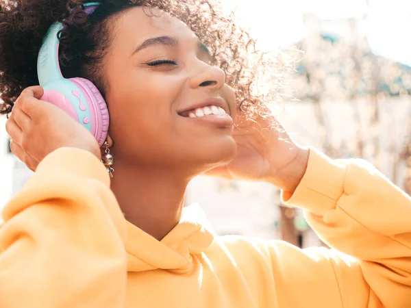 Schöne Schwarze Frau Mit Afro Locken Haarstyle Lächelndes Modell Gelbem — Stockfoto