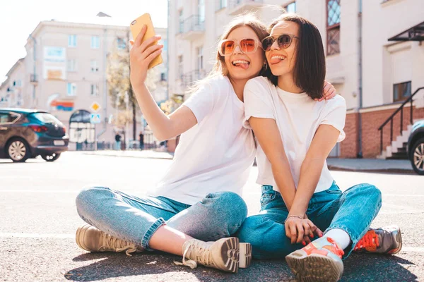 Zwei Junge Schöne Lächelnde Hipsterinnen Trendigen Sommerlichen Weißen Shirts Und — Stockfoto