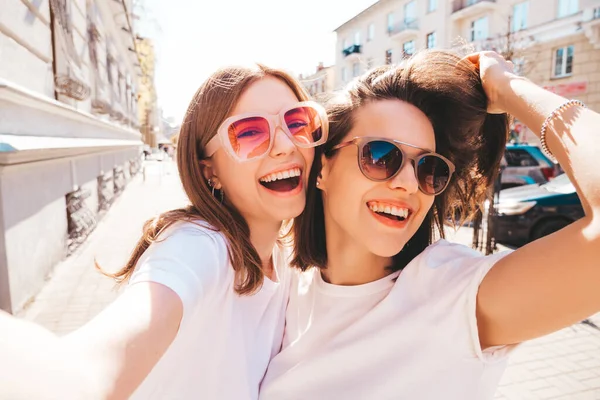 Deux Jeunes Belles Femmes Hipster Souriant Dans Des Vêtements Shirt — Photo