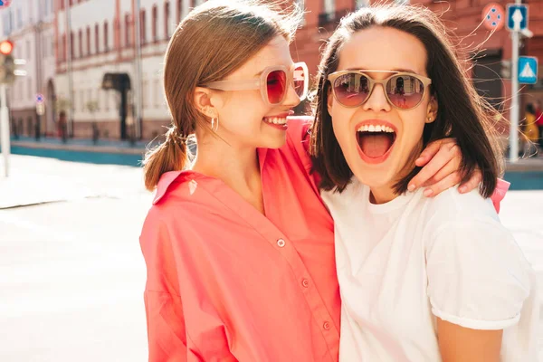Duas Jovens Bonita Sorridente Hipster Fêmea Moda Verão Branco Shirt — Fotografia de Stock