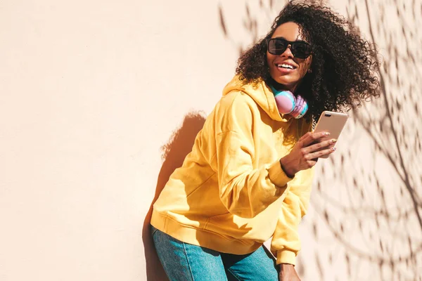 Bella Donna Nera Con Riccioli Afro Acconciatura Modello Sorridente Felpa — Foto Stock