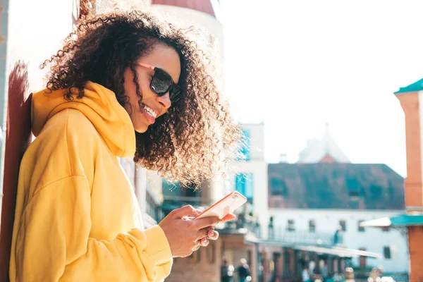 Belle Femme Noire Avec Des Boucles Afro Coiffure Modèle Souriant — Photo