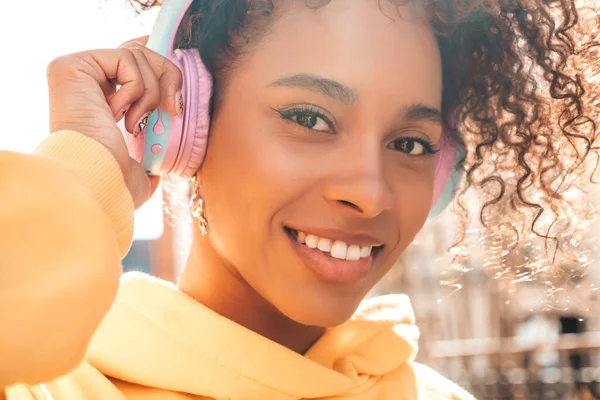 Bella Donna Nera Con Riccioli Afro Acconciatura Modello Sorridente Felpa — Foto Stock