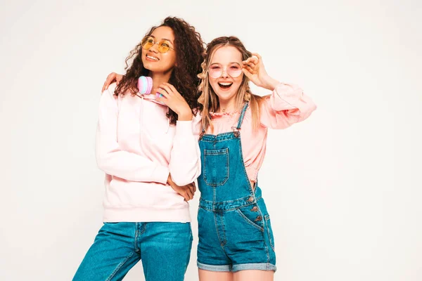 Dvě Mladé Krásné Usmívající Mezinárodní Hipster Fena Módní Letní Oblečení — Stock fotografie
