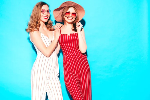 Dos Jóvenes Hermosas Hembras Hipster Sonrientes Ropa Monos Verano Moda —  Fotos de Stock