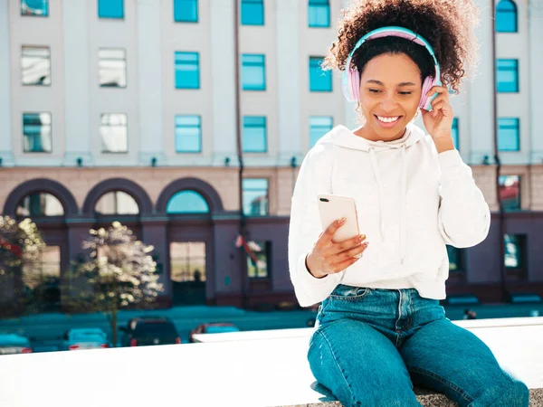 Bella Donna Nera Con Riccioli Afro Acconciatura Modello Sorridente Felpa — Foto Stock