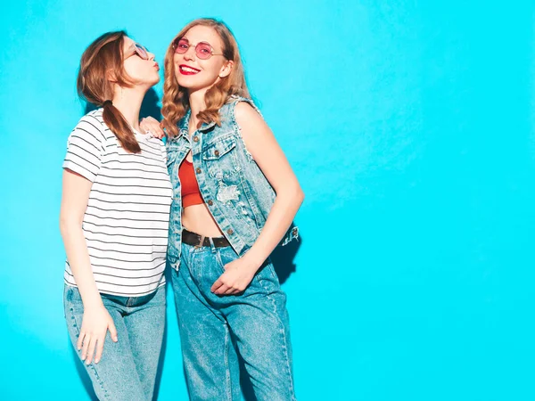 Zwei Junge Schöne Lächelnde Hipster Frauen Trendigen Sommer Hipster Klamotten — Stockfoto