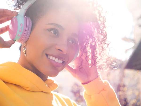 Bella Donna Nera Con Riccioli Afro Acconciatura Modello Sorridente Felpa — Foto Stock