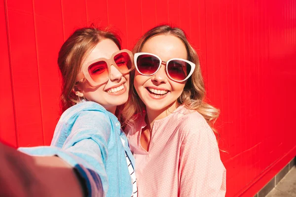 Deux Jeunes Belles Femmes Hipster Souriantes Dans Des Vêtements Été — Photo