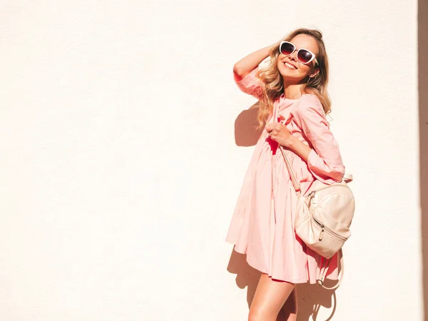 Joven Hermosa Mujer Hipster Sonriente Vestido Rosa Verano Moda Sexy —  Fotos de Stock