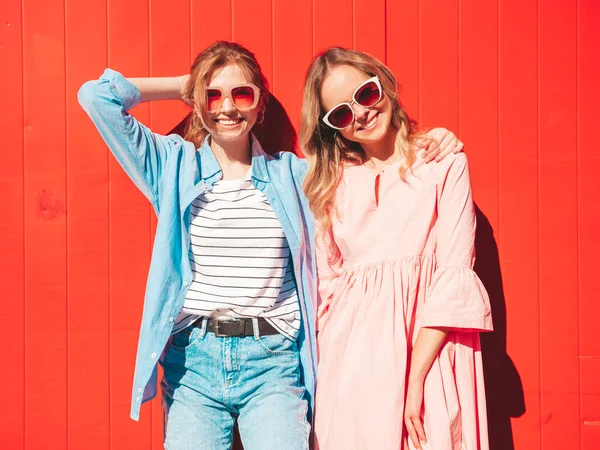 Dvě Mladé Krásné Usmívající Hipster Žena Módní Letní Oblečení Sexy — Stock fotografie