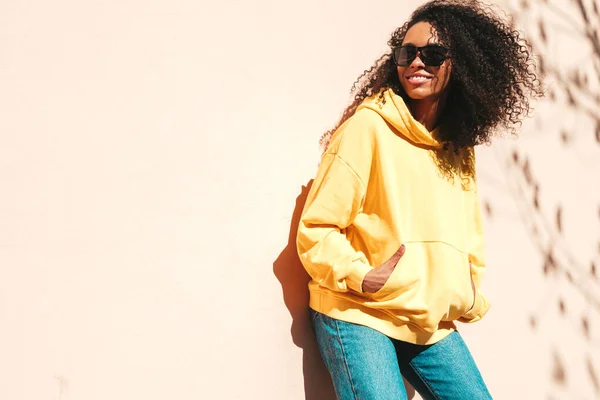 Krásná Černá Žena Afro Kudrlinky Účes Usmívající Hipster Model Žluté — Stock fotografie