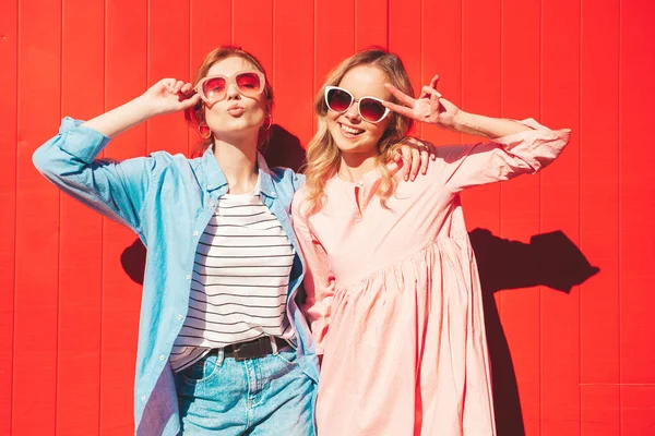 Deux Jeunes Belles Femmes Hipster Souriantes Dans Des Vêtements Été — Photo