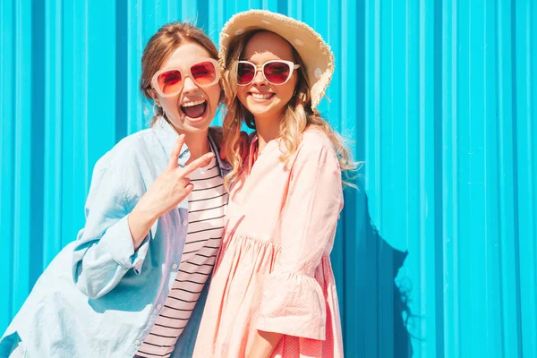 Två Unga Vackra Leende Hipster Kvinna Trendiga Sommarkläder Och Klänningar — Stockfoto