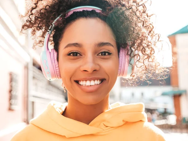 Bella Donna Nera Con Riccioli Afro Acconciatura Modello Sorridente Felpa — Foto Stock