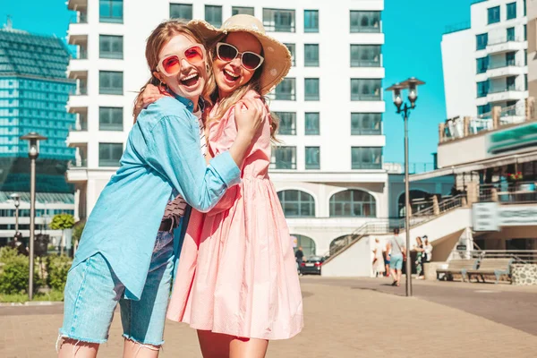 Dos Jóvenes Hermosas Hembras Hipster Sonrientes Ropa Verano Moda Vestido —  Fotos de Stock