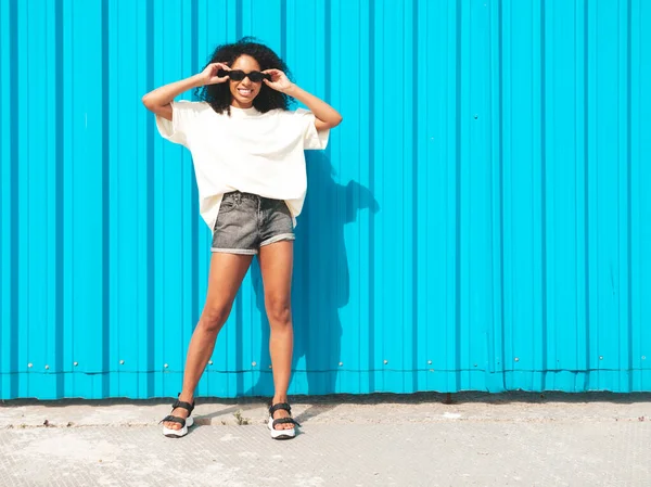 Vacker Svart Kvinna Med Afro Lockar Frisyr Leende Hipster Modell — Stockfoto
