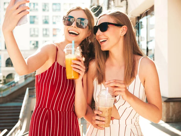 Två Unga Vackra Leende Hipster Kvinna Trendiga Sommarkläder Obekymrade Kvinnor — Stockfoto