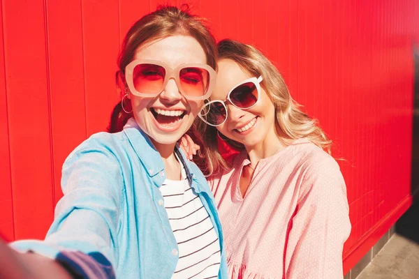 Dwie Młode Piękne Uśmiechnięte Hipsterki Modnych Letnich Ciuchach Sexy Beztroskie — Zdjęcie stockowe