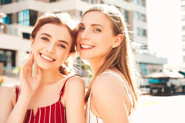 Δύο Νεαρές Όμορφες Χαμογελαστές Hipster Γυναίκες Trendy Overalls Sexy Ανέμελες — Φωτογραφία Αρχείου