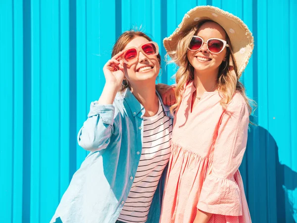 Zwei Junge Schöne Lächelnde Hipsterinnen Trendigen Sommerkleidern Und Kleidern Sexy — Stockfoto