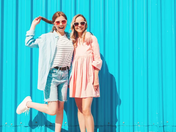 Dois Jovens Bonita Sorridente Hipster Fêmea Moda Roupas Verão Dress — Fotografia de Stock