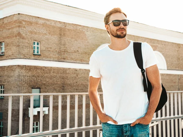 Hezký Usmívající Hipster Lambersexuální Model Stylový Muž Oblečený Bílém Tričku — Stock fotografie