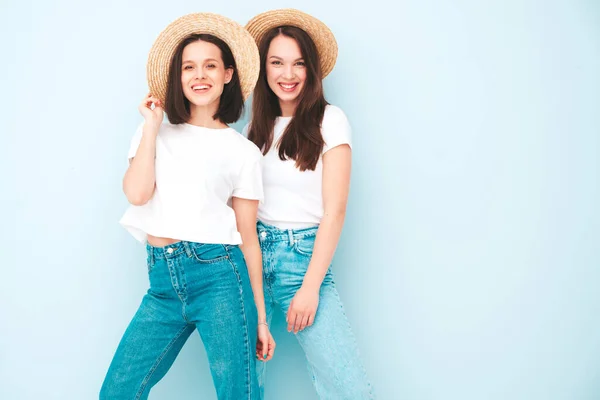 Dos Jóvenes Hermosas Hembras Hipster Sonrientes Moda Verano Camiseta Blanca —  Fotos de Stock