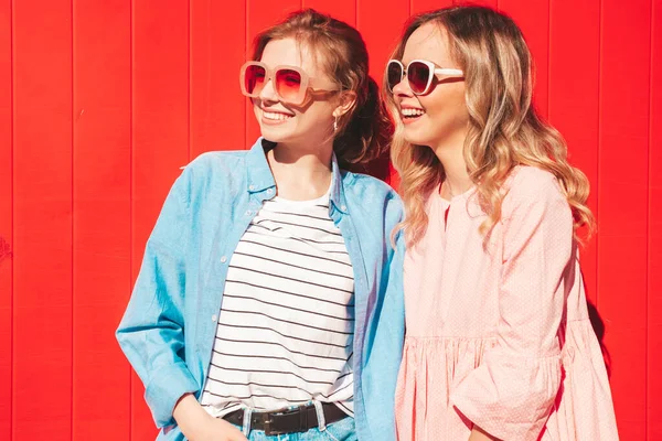 Deux Jeunes Belles Femmes Hipster Souriantes Dans Des Vêtements Été — Photo