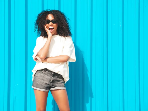 Mulher Preta Bonita Com Afro Cachos Penteado Modelo Hipster Sorridente — Fotografia de Stock