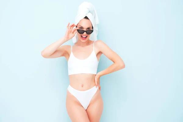 Ung Vacker Leende Kvinna Vita Underkläder Sexig Bekymmerslös Modell Underkläder — Stockfoto