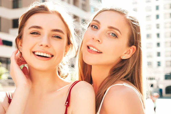 Две Молодые Красивые Улыбчивые Женщины Хипстеры Трико Модели Веселятся Обнимаются — стоковое фото