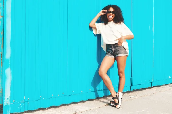 Mulher Preta Bonita Com Afro Cachos Penteado Modelo Hipster Sorridente — Fotografia de Stock