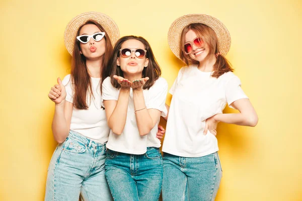 Três Jovens Bonita Sorridente Hipster Fêmea Moda Verão Branco Shirt — Fotografia de Stock