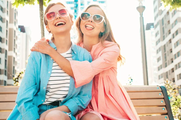 Twee Jonge Mooie Glimlachende Hippe Teefjes Trendy Zomerkleding Jurken Sexy — Stockfoto