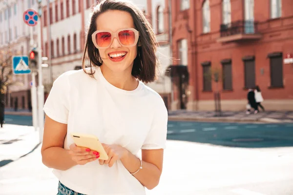 Joven hermosa mujer hipster sonriente en ropa de verano de moda mujer sexy  despreocupada posando en el fondo de la calle al atardecer modelo positivo  al aire libre alegre y feliz con