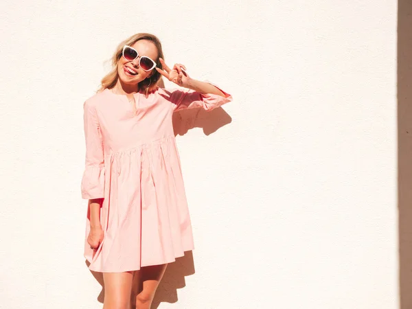 Mladý Krásný Úsměv Hipster Žena Módní Letní Růžové Šaty Sexy — Stock fotografie