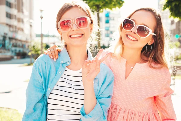 Twee Jonge Mooie Glimlachende Hippe Teefjes Hippe Zomerkleding Jurken Sexy — Stockfoto