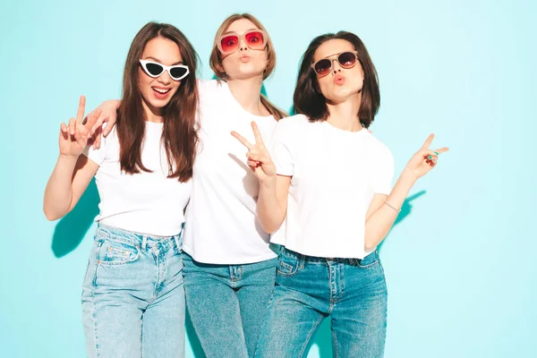 Três Jovens Bela Fêmea Hipster Sorridente Moda Mesmo Verão Shirt — Fotografia de Stock